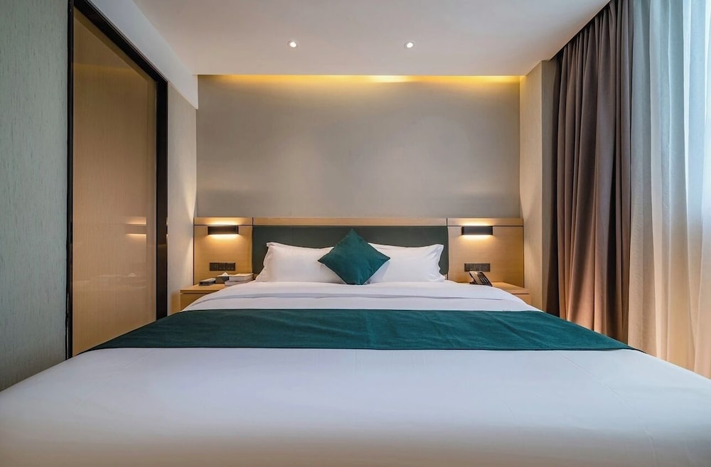 Superior Room, 1 Queen Bed photo 3