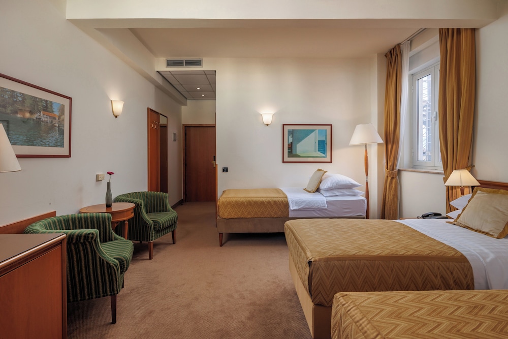 Standard Triple Room - Photo 2