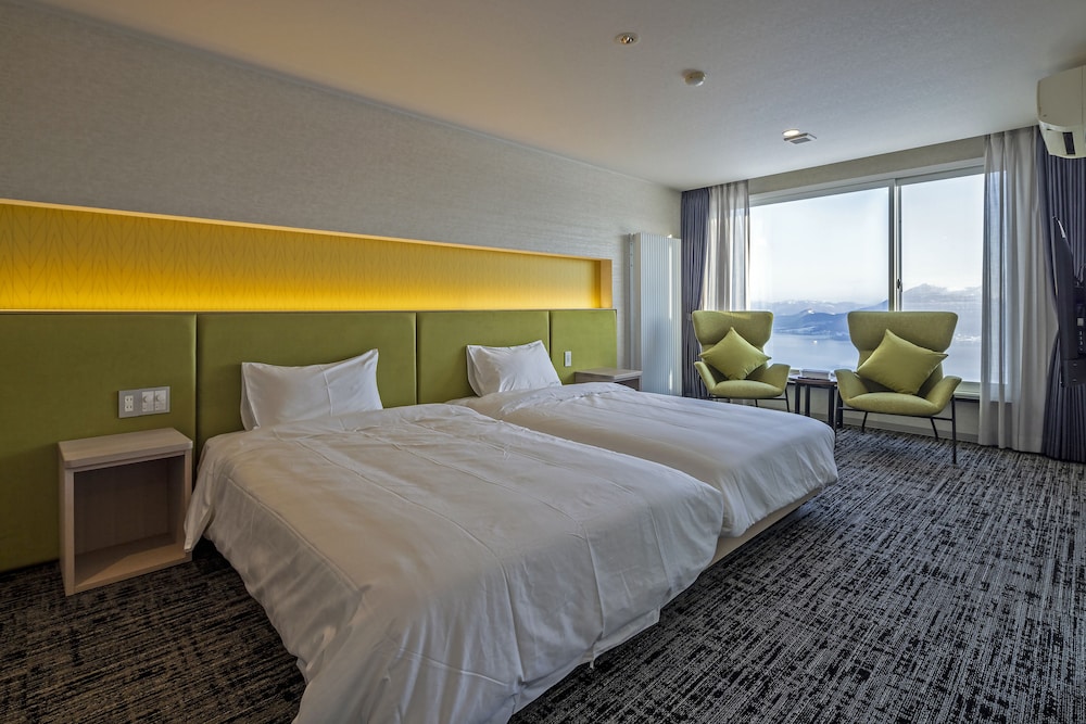Standard Twin Room, Non Smoking, Lake View photo 2