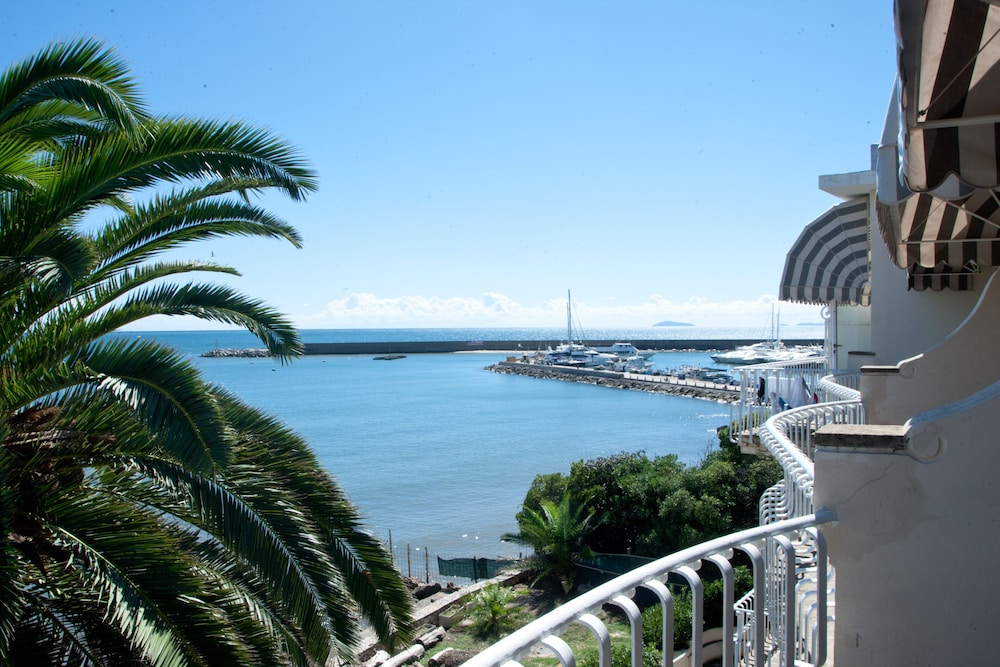 Superior Double Room, Balcony, Sea View - Photo 9