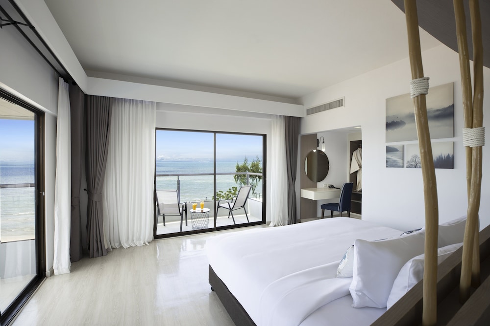 Suite, 1 King Bed (Ocean) - Photo 5