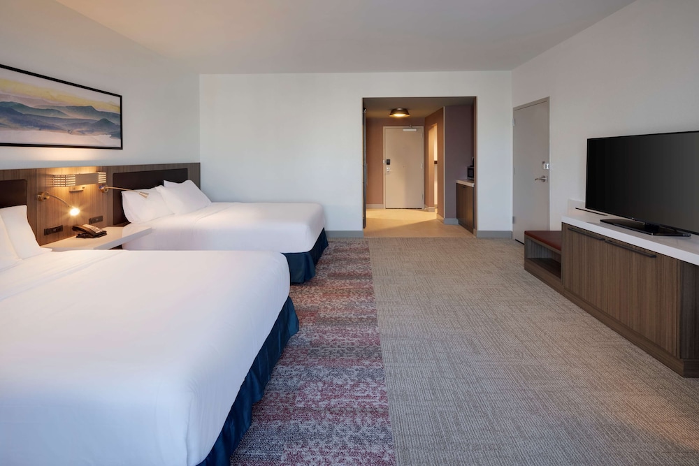 Room, 2 Queen Beds, Bathtub