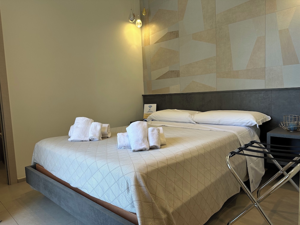 Classic Room, 1 Queen Bed, Private Bathroom, Ground Floor photo 2