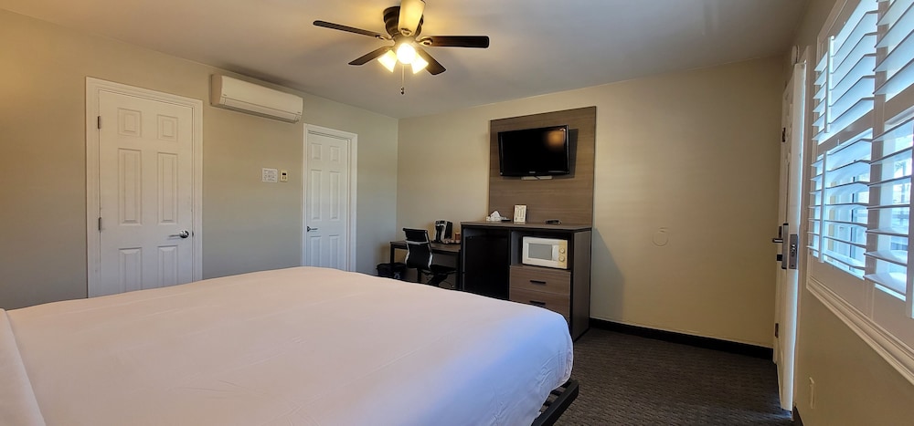 Deluxe Room, 1 King Bed, Accessible photo 2