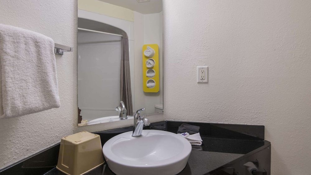Standard Room, 2 Double Beds, Non Smoking - Photo 4