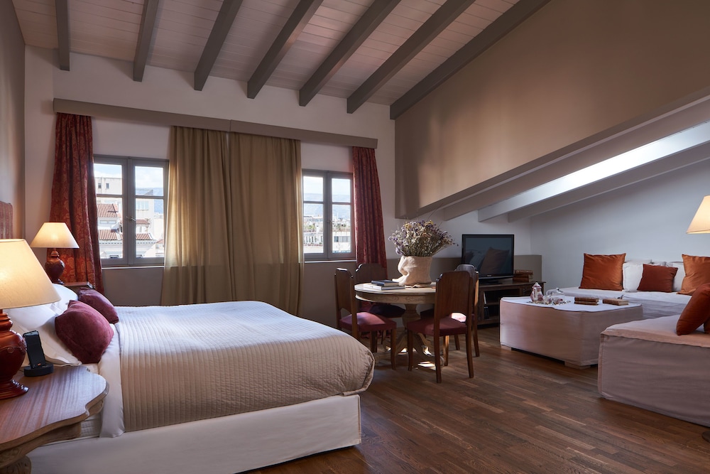 Superior Triple Room, City View photo 3