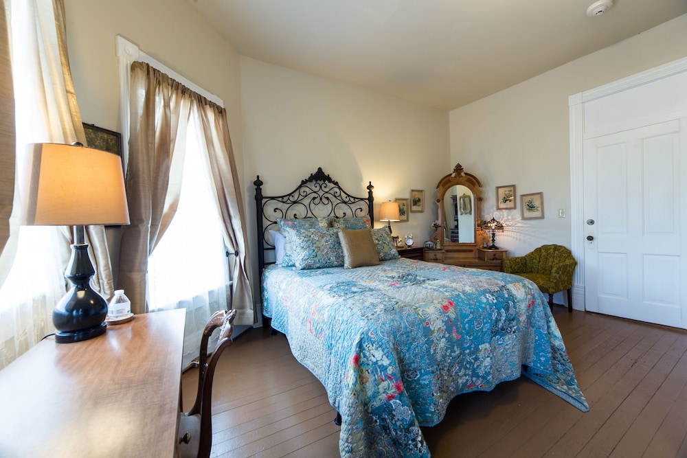 Room, 1 King Bed, Private Bathroom (Five)