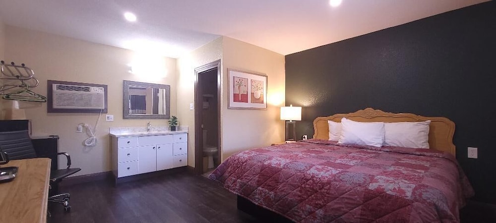 Economy Single Room, 1 King Bed, Non Smoking, Private Bathroom photo 1