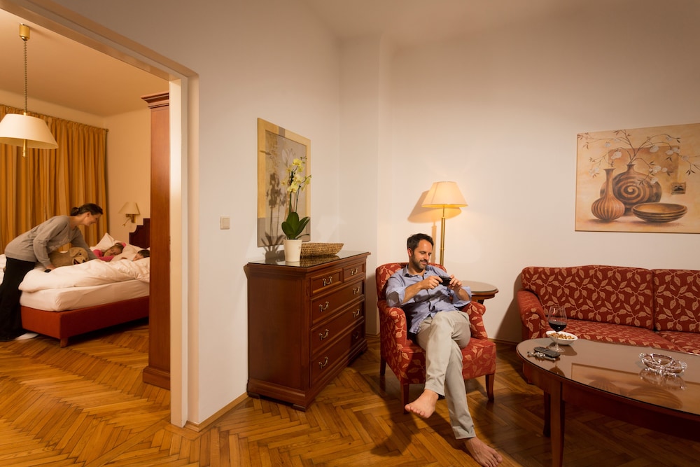 City Apartment, Annex Building