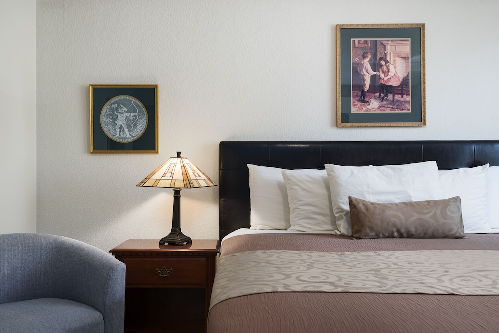 1 Bedroom Condominium photo 3