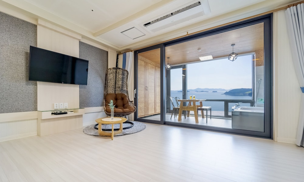 Room, Ocean View, Whirlpool Spa, Netflix (103)