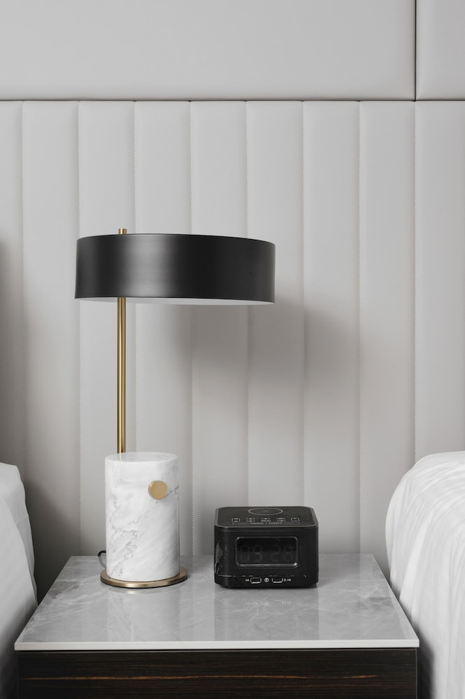 Deluxe Room thumbnail 6