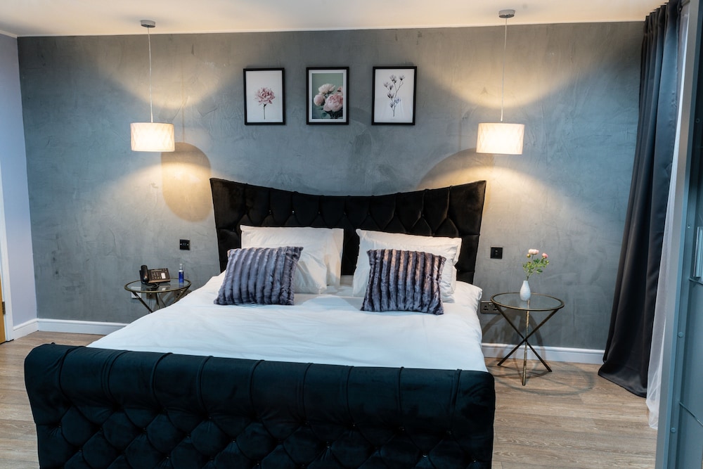 Deluxe Room, 1 King Bed, City View photo 2