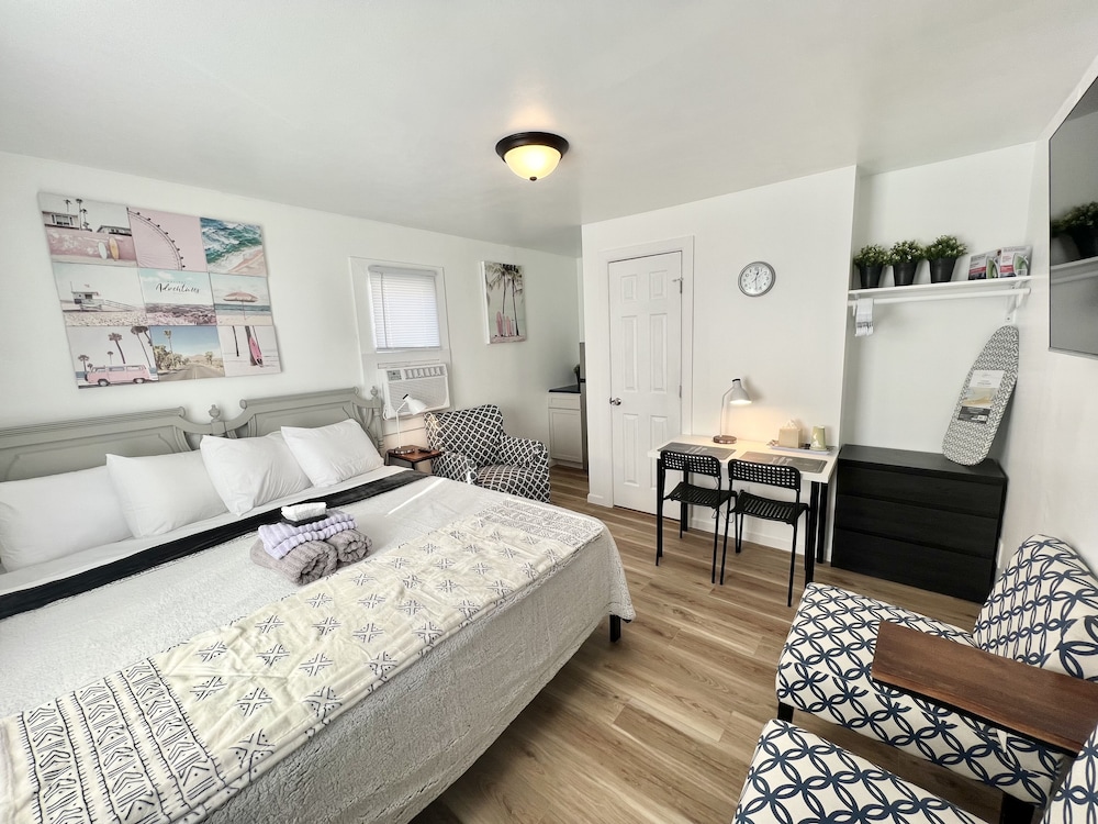 Design Room, 1 King Bed, Non Smoking, Refrigerator & Microwave
