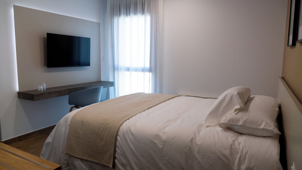 Deluxe Room, 1 King Bed photo 3