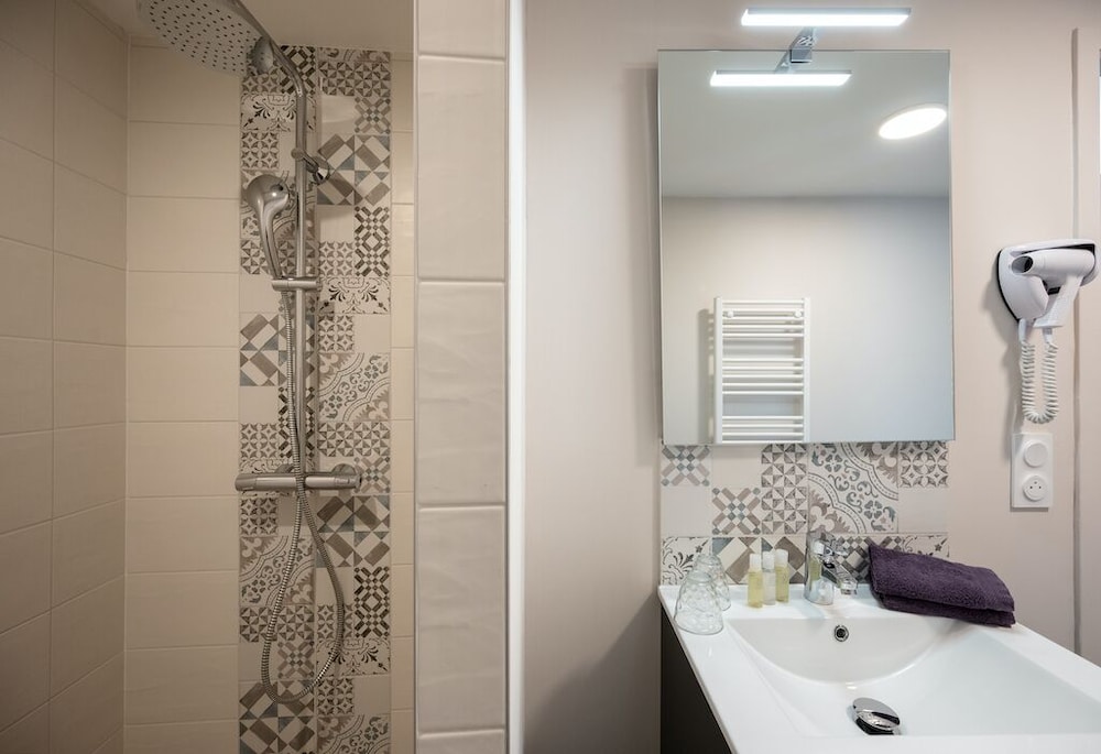 Deluxe Room - Photo 17
