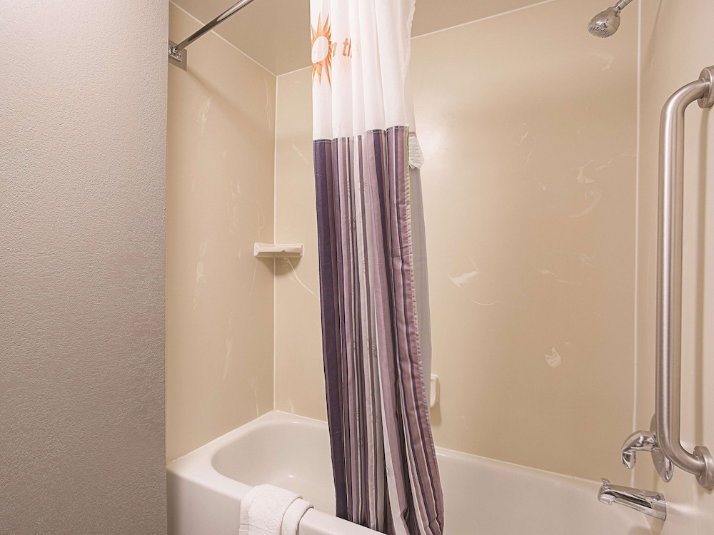 Room, 2 Queen Beds, Non Smoking - Photo 1