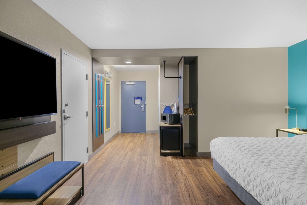 Room, 1 King Bed, Accessible, Bathtub (Mobility & Hearing) - Photo 2