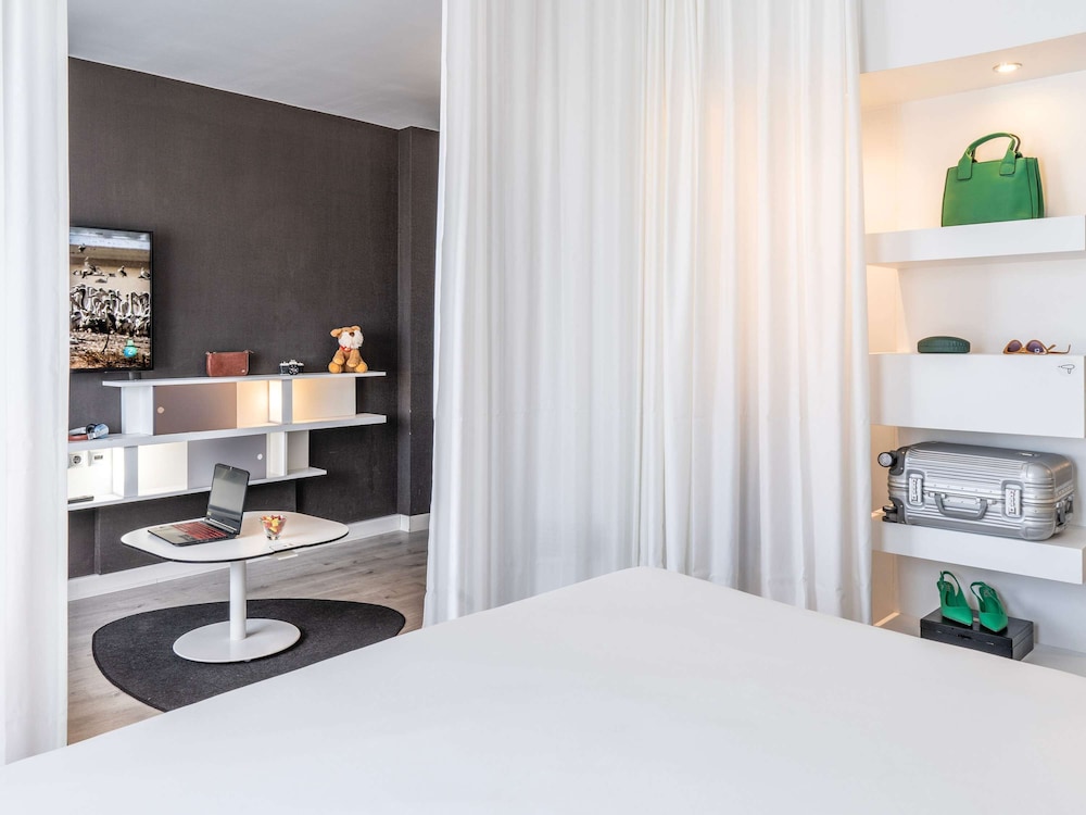 Superior Suite, Multiple Beds thumbnail 6