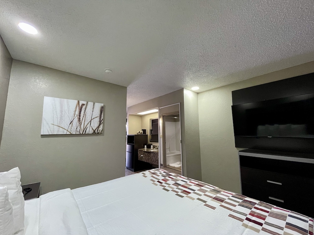 Superior Room, 1 King Bed, Accessible, Non Smoking photo 2