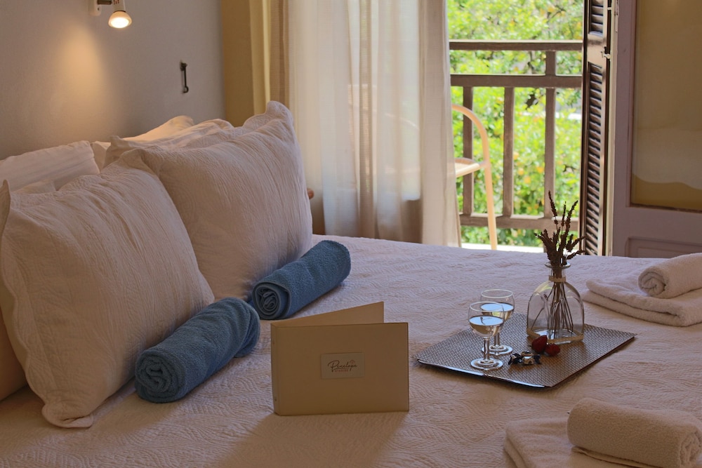 Comfort Studio, 1 King Bed, Mountainside photo 1