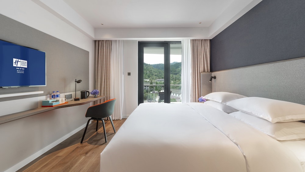Standard Room, 1 King Bed, Balcony, Mountain View - Photo 2