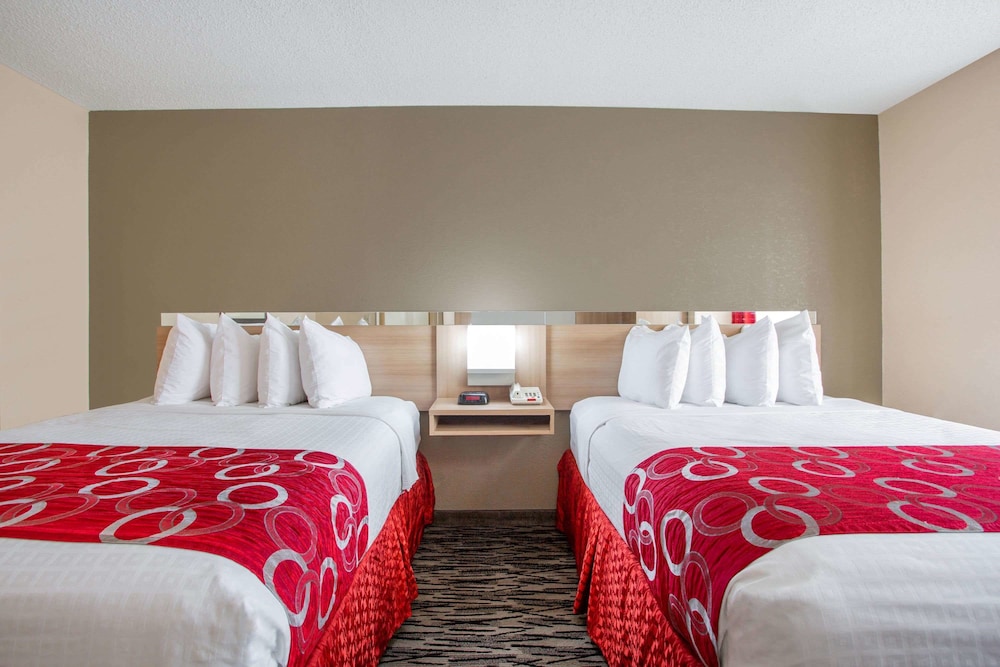 Suite, 2 Queen Beds - Photo 4