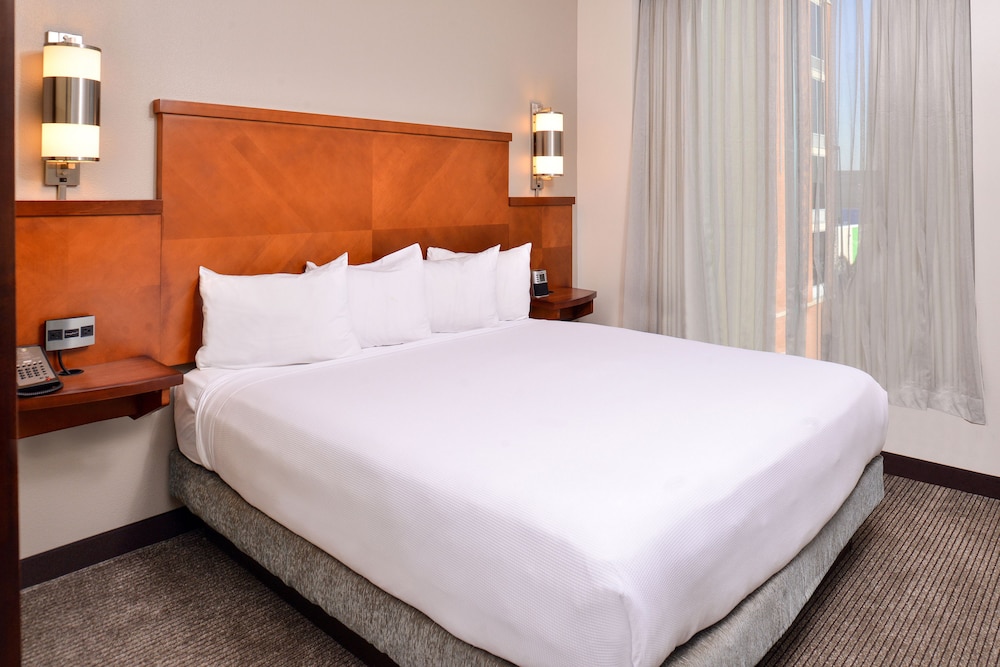 Standard Room, 1 King Bed (1 King Bed) - Photo 1