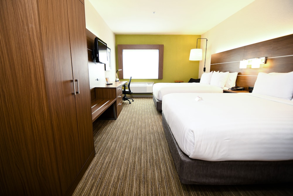 Standard Room, 2 Queen Beds - Photo 7