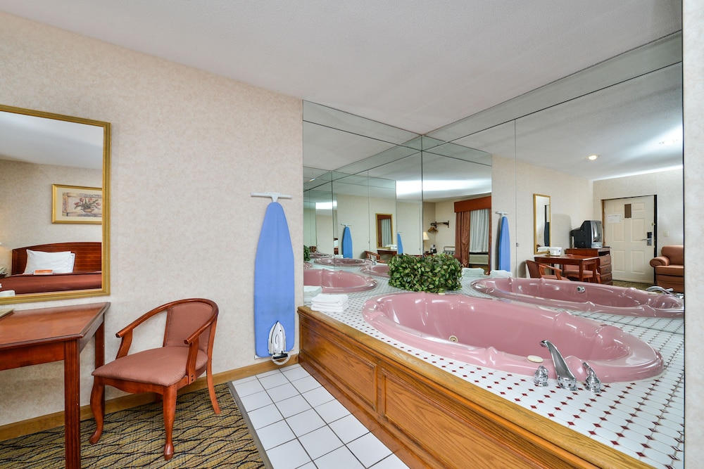 Studio Suite, 1 King Bed, Non Smoking, Jetted Tub - Photo 4