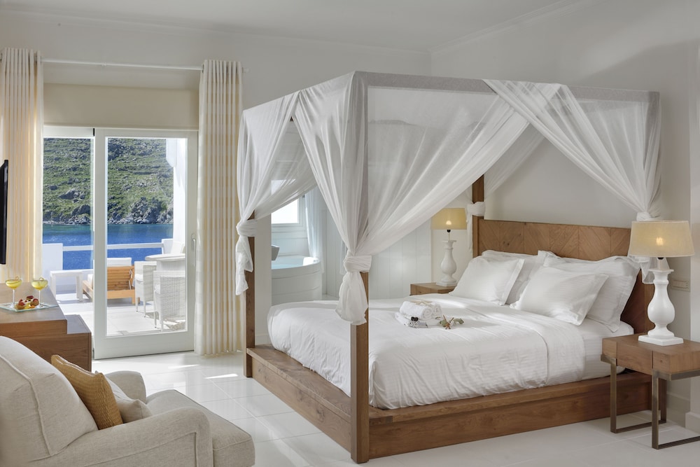 Dreamy Honeymoon Suite with Outdoor Hot Tub, Sea View - Photo 10