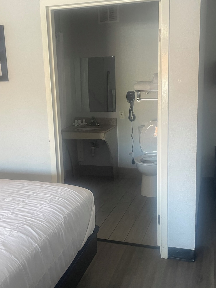 Room, 2 Queen Beds, Accessible, Bathtub - Photo 4