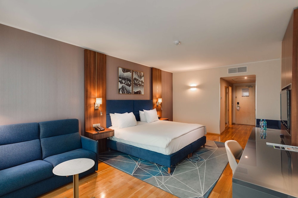 Deluxe Room, 1 King Bed (Family) - Photo 2