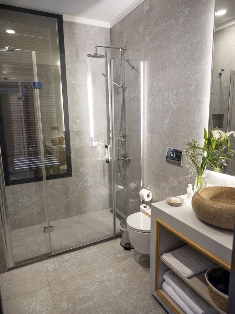 Corner Suite - Photo 6