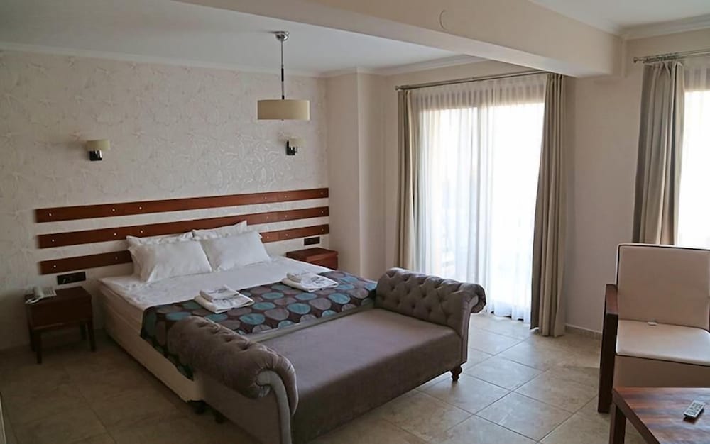 Deluxe Suite, Jetted Tub, Sea View photo 2