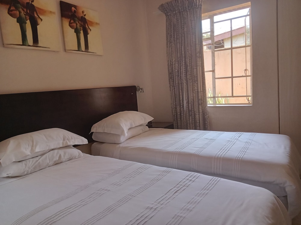 Basic Twin Room photo 3