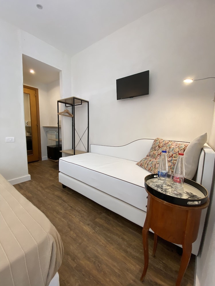 Standard Triple Room - Photo 9