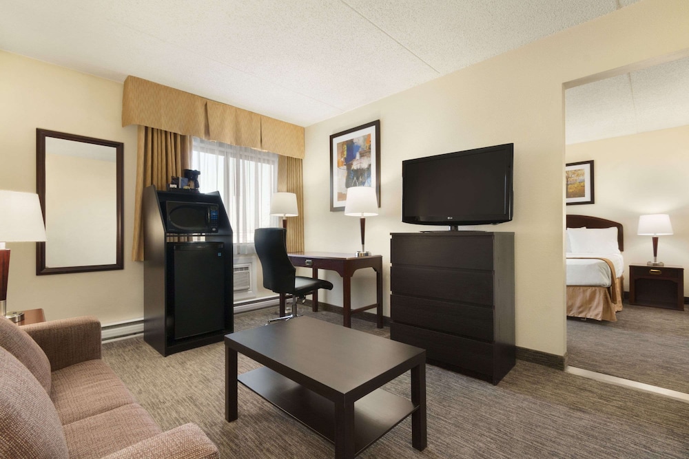 Studio Suite, 1 Queen Bed, Non Smoking - Photo 2