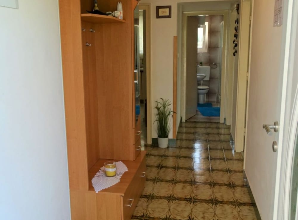 Apartment (Classic Two Bedroom Apartment with Se)