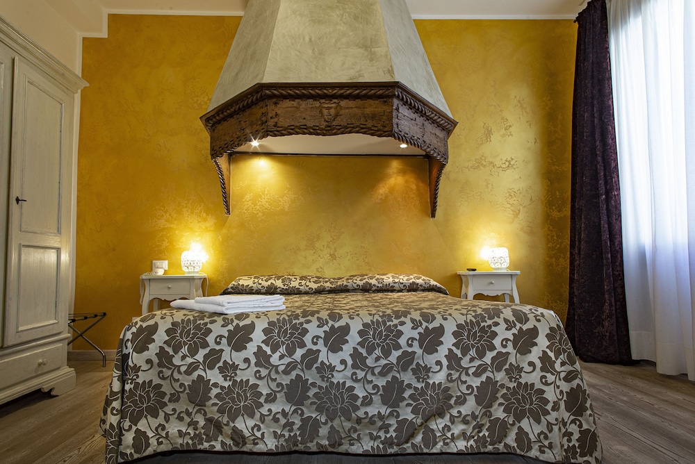 Junior Suite, 1 Queen Bed, Non Smoking, Garden View photo 2