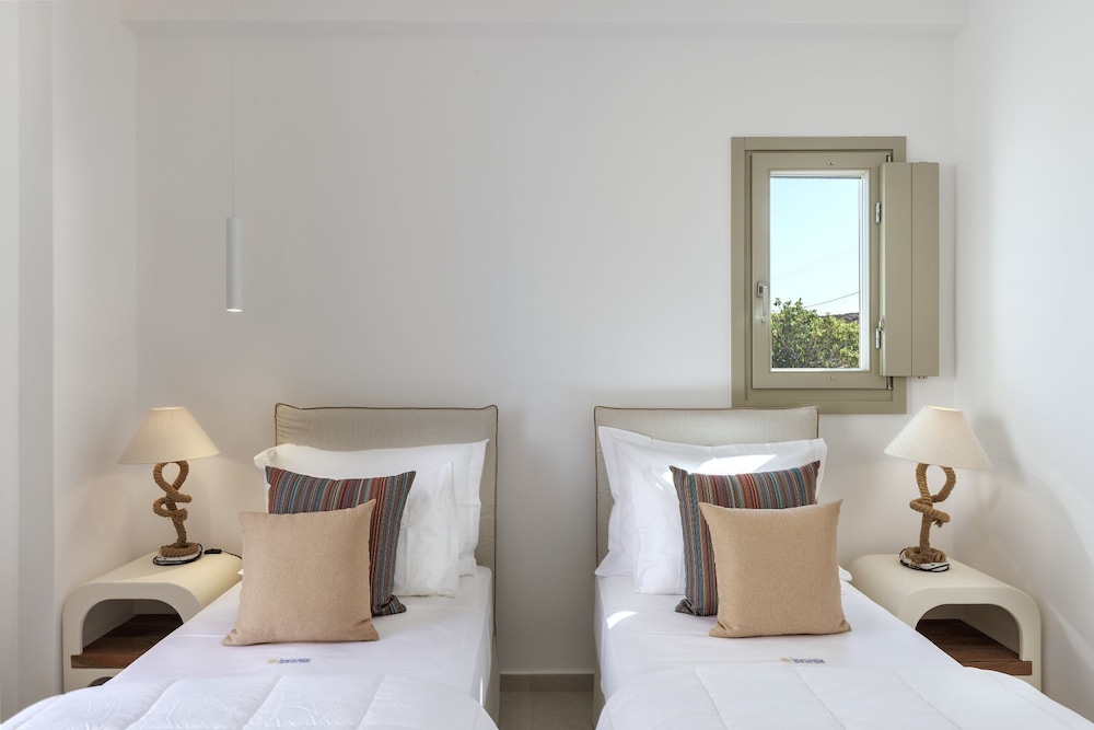 Standard Double or Twin Room, 2 Twin Beds, Lanai, Partial Sea View photo 1