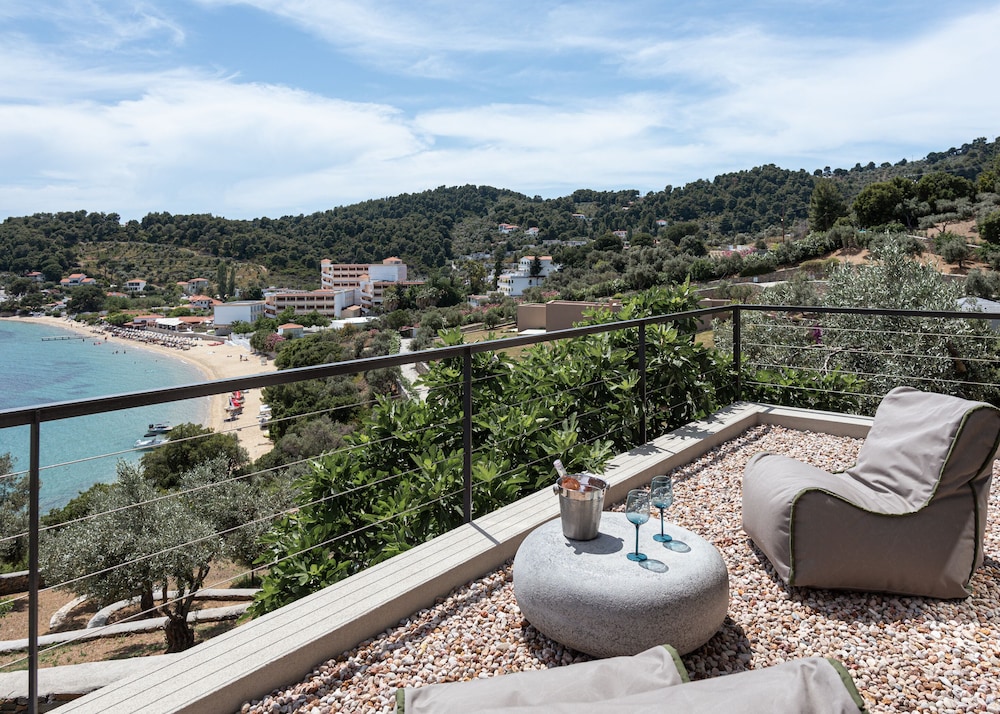 Deluxe Apartment, 2 Bedrooms, Pool Access, Garden View photo 3