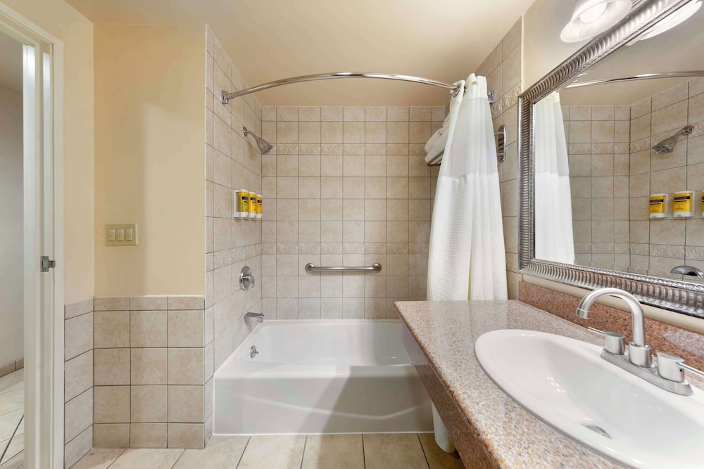 Standard Room, 2 Queen Beds, Non Smoking, Refrigerator & Microwave photo 3