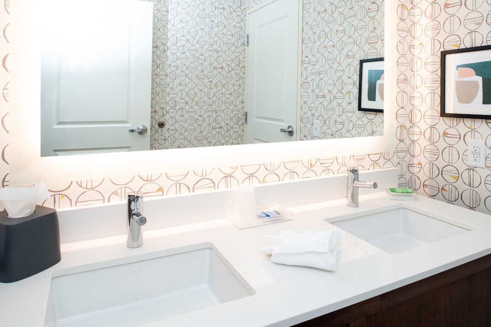 Suite, 1 Bedroom, Accessible (Accessible Tub) - Photo 7