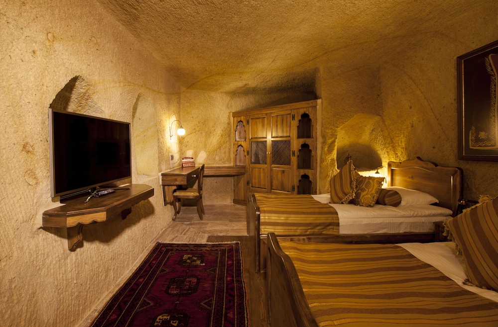 Royal Cave Suite photo 2