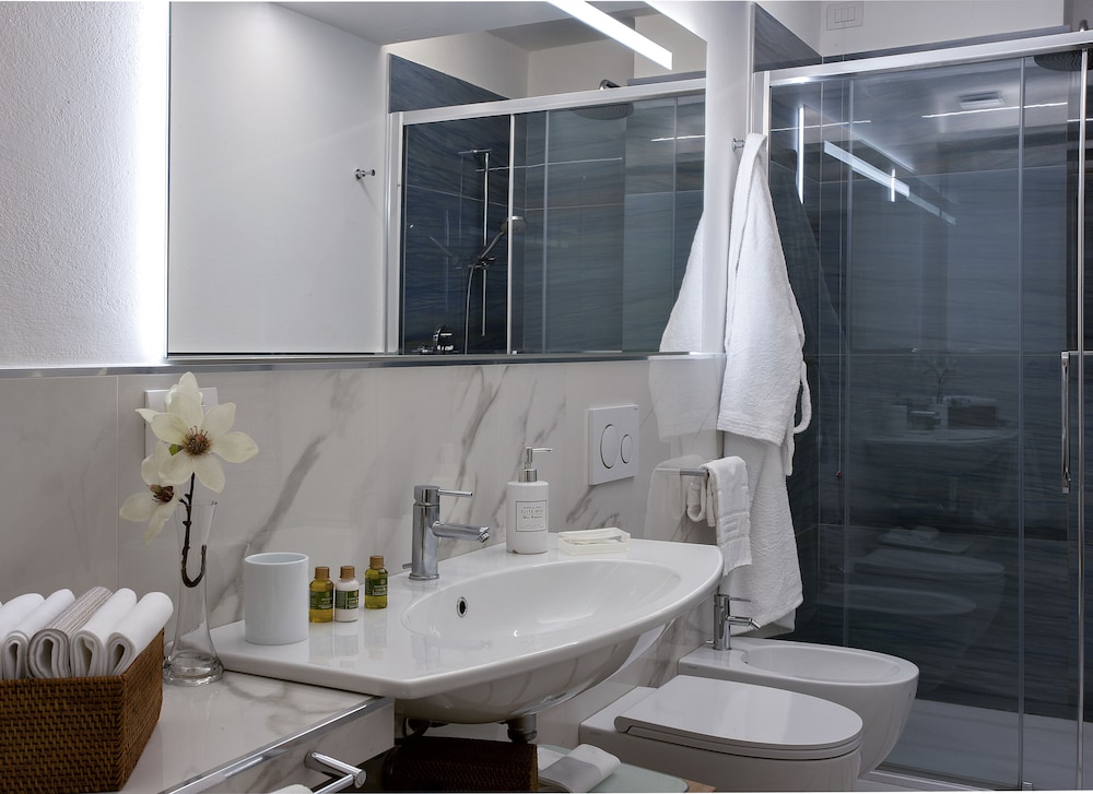Classic Triple Room, 1 Double Bed with Sofa bed, Courtyard View - Photo 5