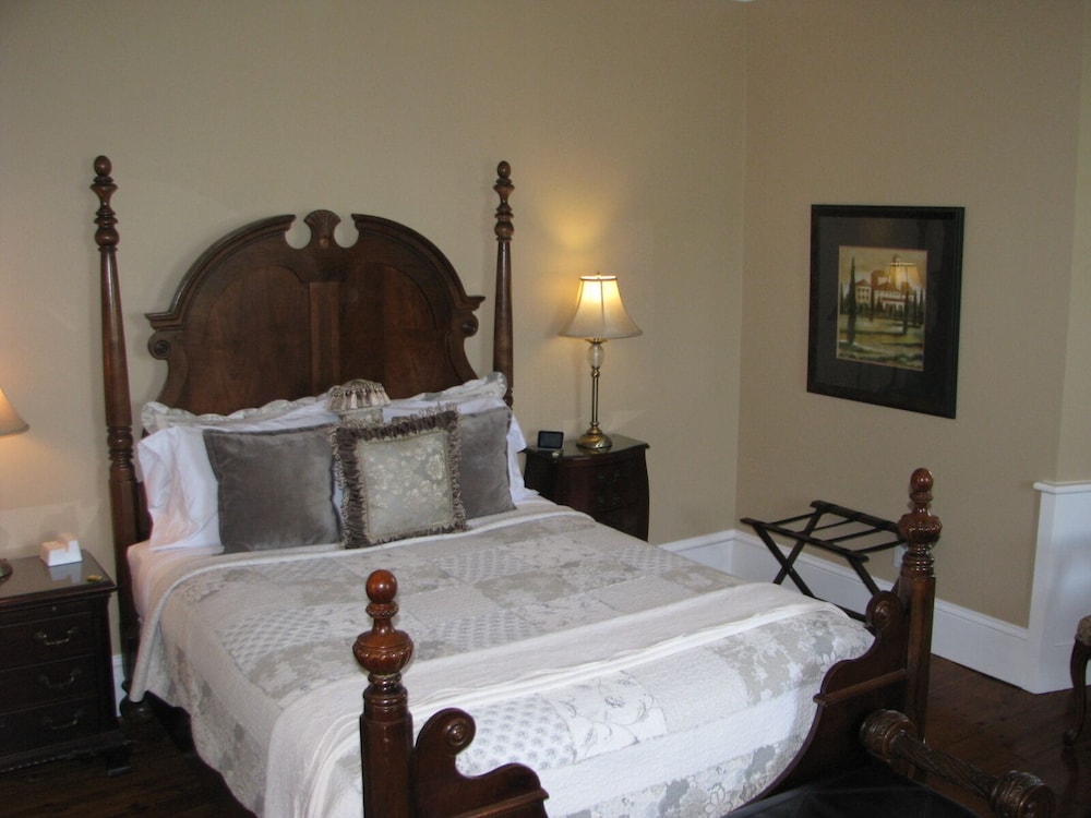 Premium Suite, 1 Queen Bed, Private Bathroom