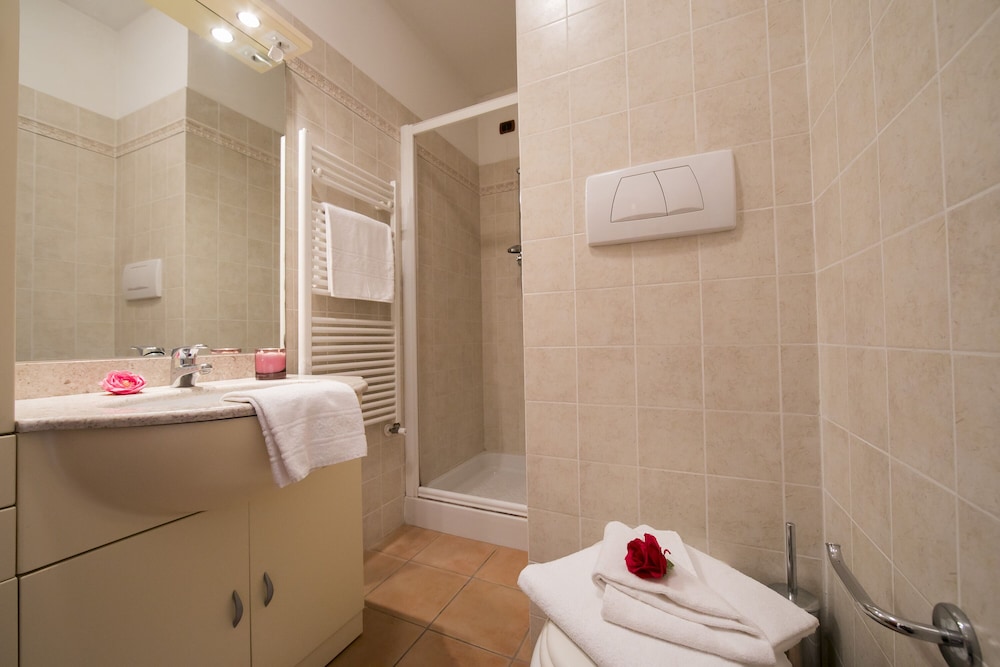 Family Apartment, 1 Bedroom, Lakeside (Porto Letizia Orchidea 3)
