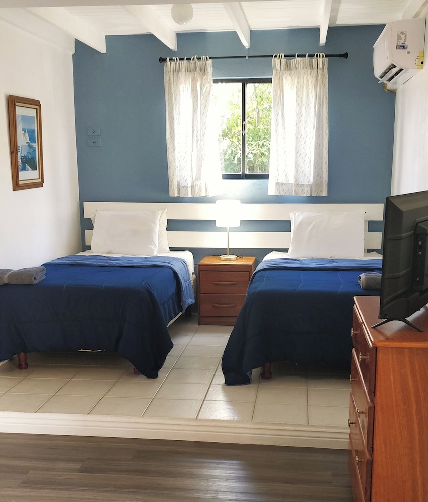 Signature Studio, 1 Queen Bed, Kitchenette photo 2