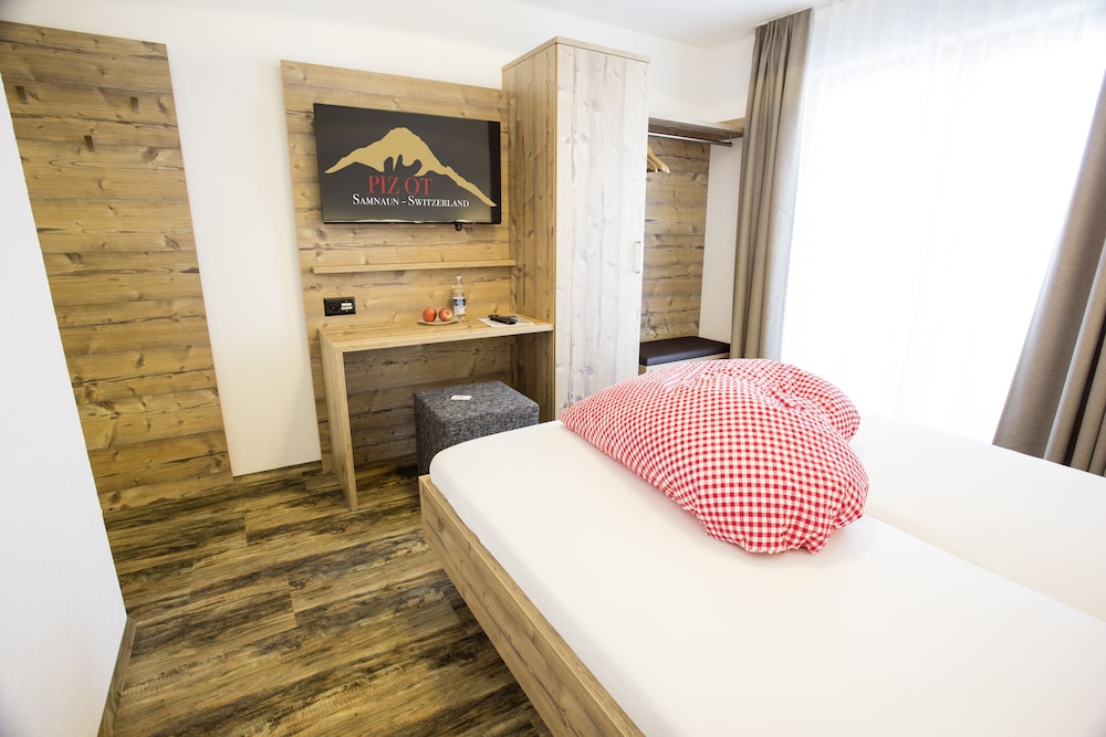 Double Room, 1 Queen Bed, Mountain View photo 3
